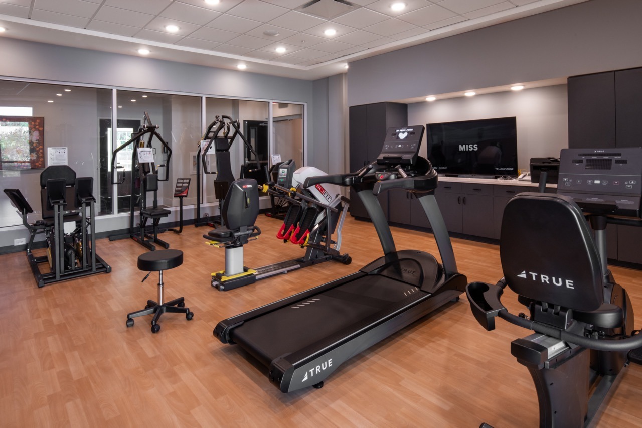 Interior image of the exercise room, full of equipment.